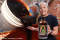Takto se vyrábí pálivá omáčka Da Bomb známá z Hot Ones Show.