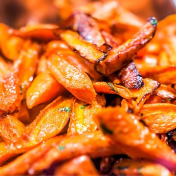 Pečená mrkev s medem a Secret Aardvark chilli omáčkou